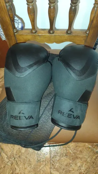 Guantes de boxeo REEVA negros.