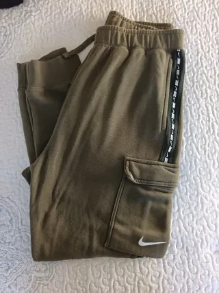 Pantalón chándal Nike verde oliva