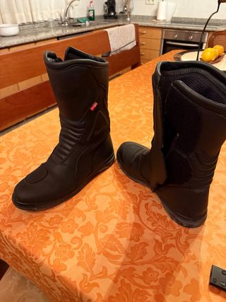 Botas de moto negras en muy buen estado 
