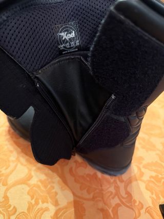 Botas de moto negras en muy buen estado 

