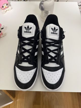 Zapatillas Adidas Negras y Blancas