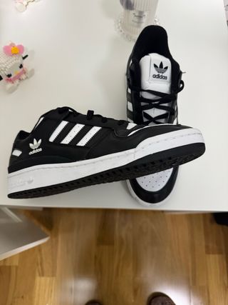 Zapatillas Adidas Negras y Blancas