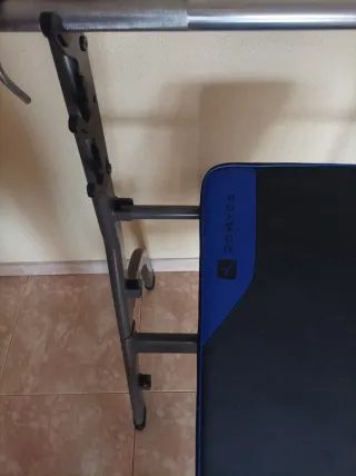 Banco de pesas con barra y discos