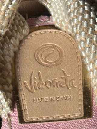 Sandalias cuña Vidorreta rosa y beige