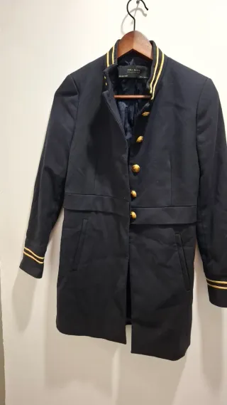 Abrigo militar Zara negro y dorado
