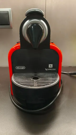 Cafetera DeLonghi Nespresso Cápsulas Roja