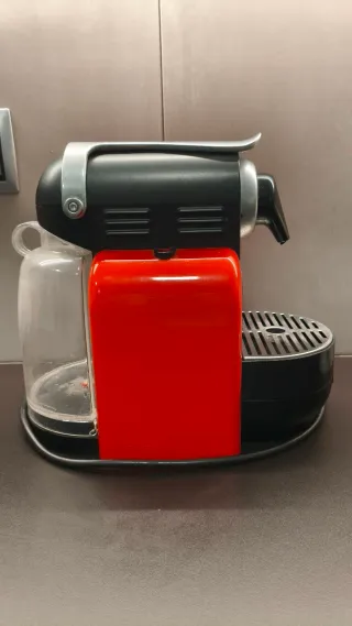 Cafetera DeLonghi Nespresso Cápsulas Roja