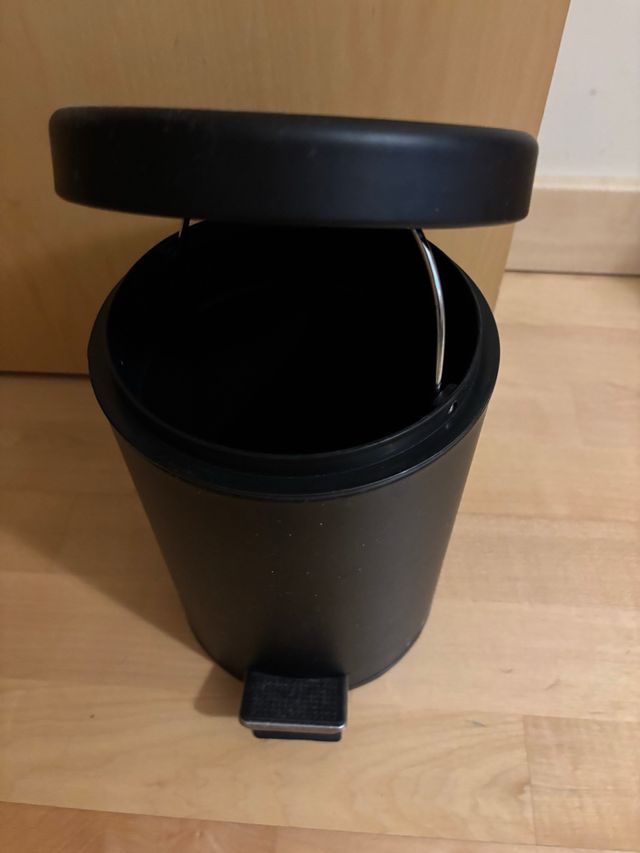 Papelera negra con pedal