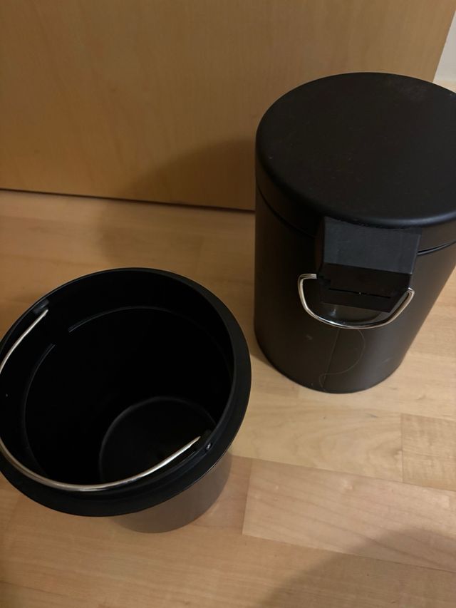 Papelera negra con pedal