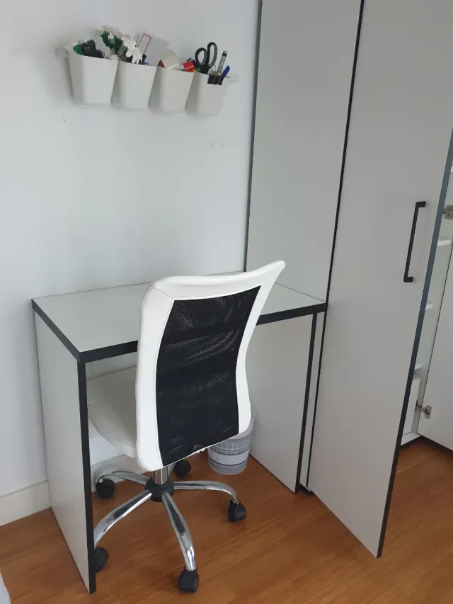 Armario de 6 baldas con escritorio y silla girator