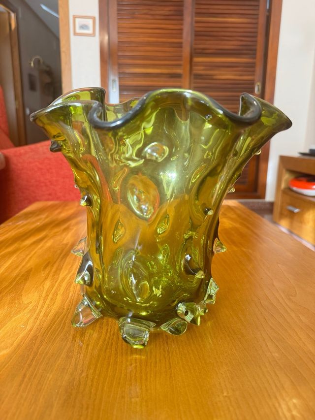 Florero de cristal verde con burbujas