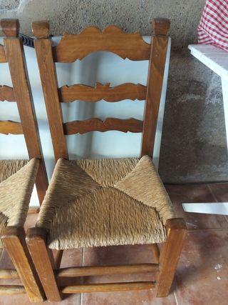 Juego de 2 sillas antiguas de madera y esparto