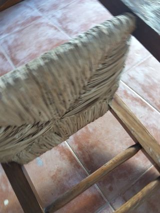 Juego de 2 sillas antiguas de madera y esparto