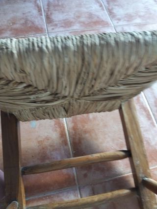 Juego de 2 sillas antiguas de madera y esparto