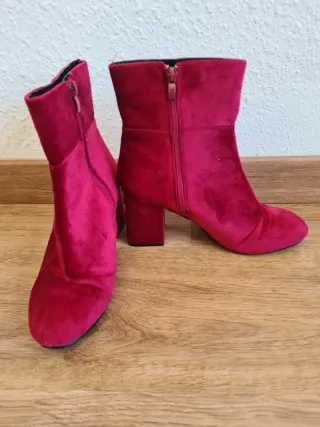 Botines rojos de terciopelo