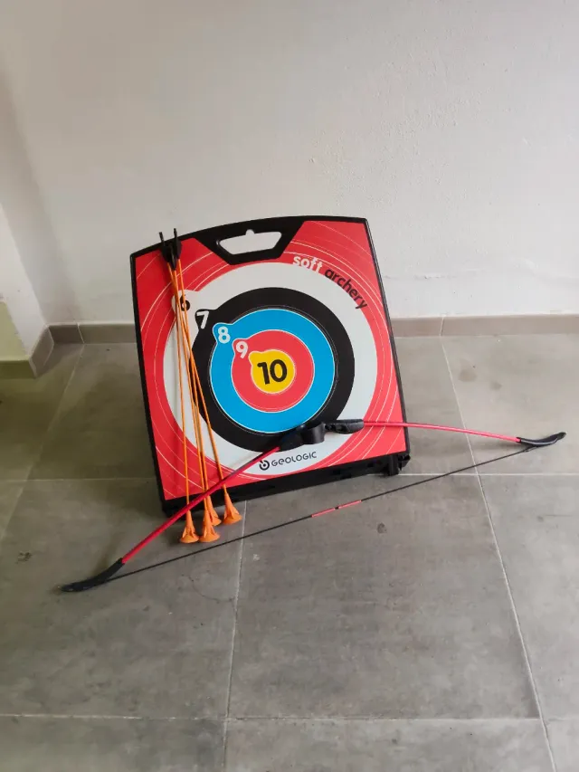 Arco con diana y flechas