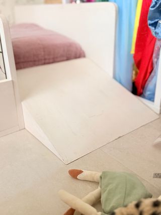 Cama Montessori Blanca Rampa librería con colchón