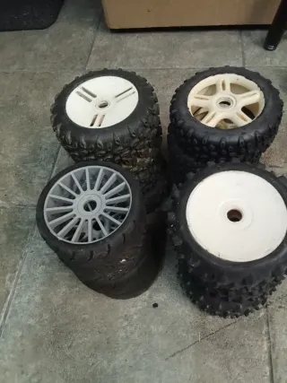 Juego Ruedas 1/8 Pista y TT