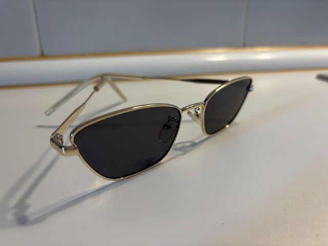 Gafas de sol doradas y negras