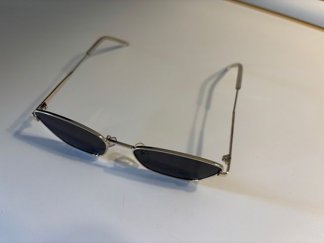 Gafas de sol doradas y negras