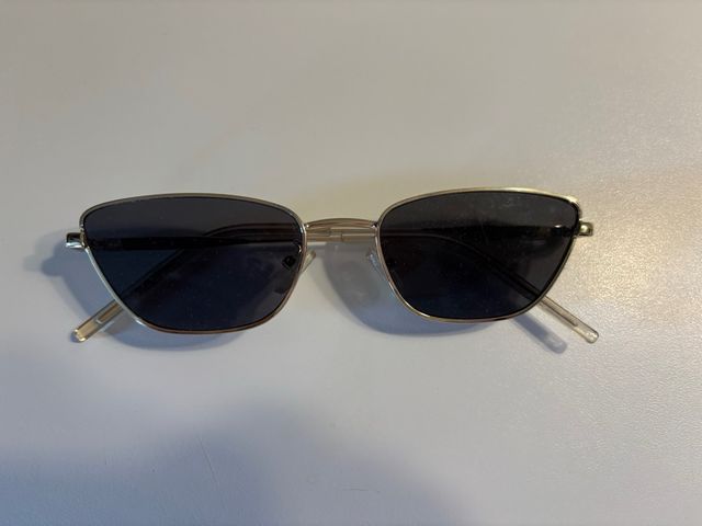 Gafas de sol doradas y negras