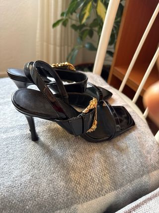 Sandalias Versace fiesta negras hebilla dorada. 