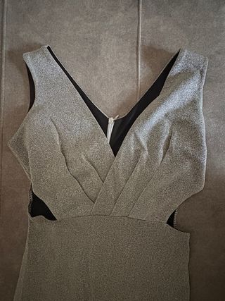 Vestido de fiesta plateado con aberturas