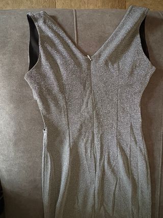 Vestido de fiesta plateado con aberturas