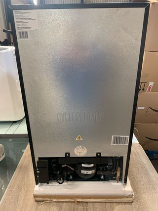 Expositor de vino 30 botellas Hisense MWC4894GF