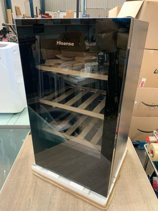 Expositor de vino 30 botellas Hisense MWC4894GF