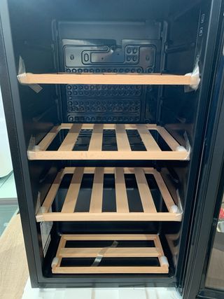 Expositor de vino 30 botellas Hisense MWC4894GF