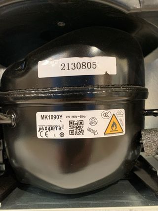 Expositor de vino 30 botellas Hisense MWC4894GF