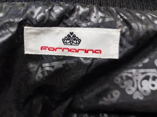 Cazadora negra marca Fornarina