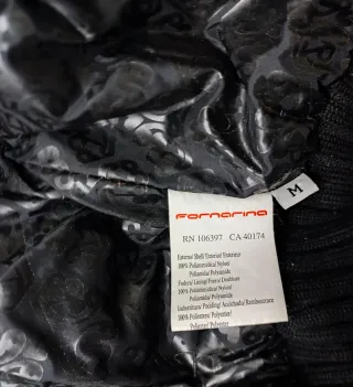 Cazadora negra marca Fornarina