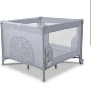 Parque infantil cuadrado gris