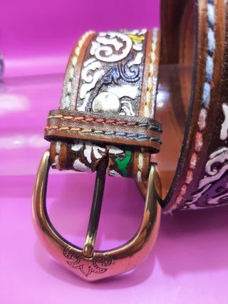 Cinturón de cuero con diseño y hebilla