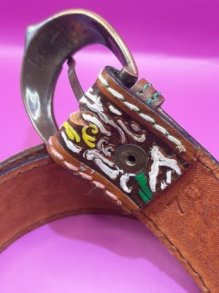 Cinturón de cuero con diseño y hebilla