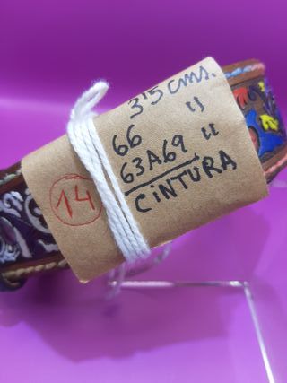 Cinturón de cuero con diseño y hebilla