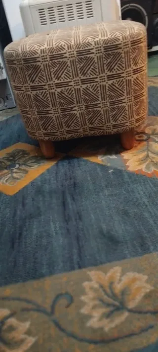 Taburete de tela con patas de madera