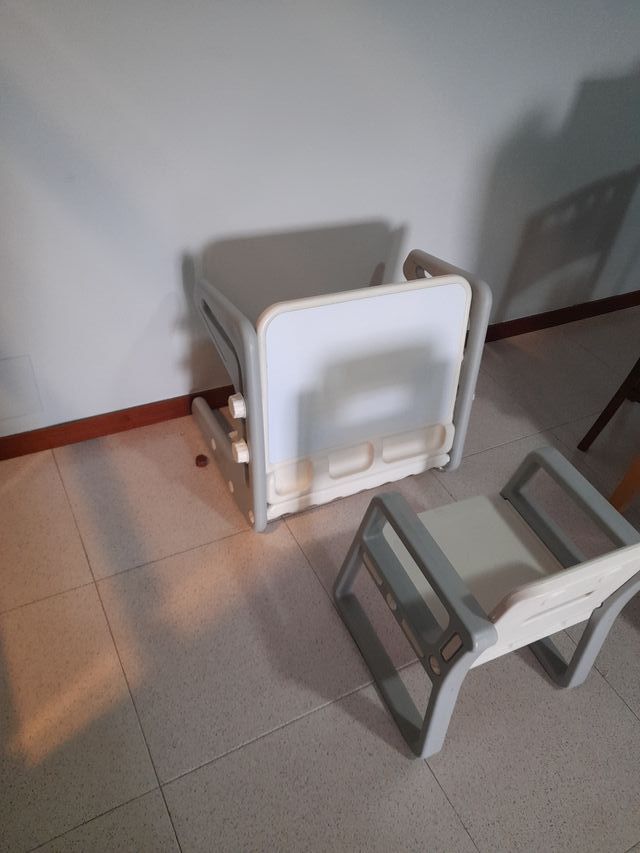 Pupitre infantil con pizarra