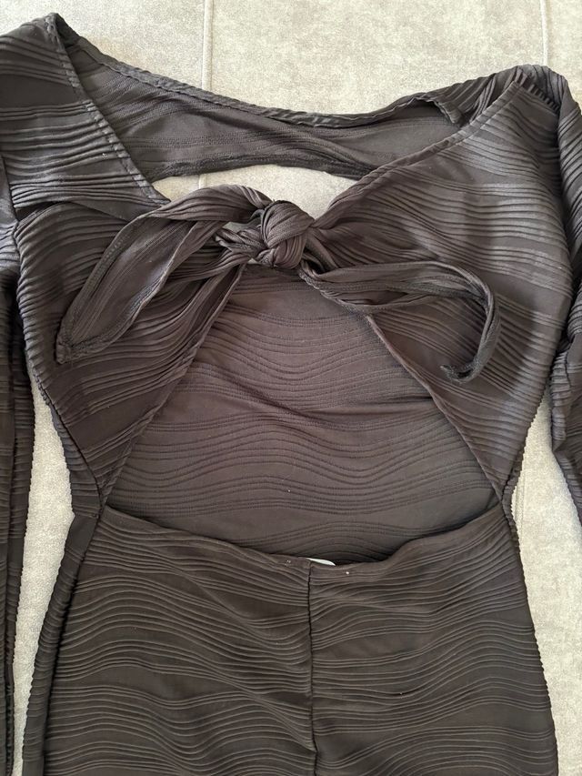 Vestido negro manga larga con escote