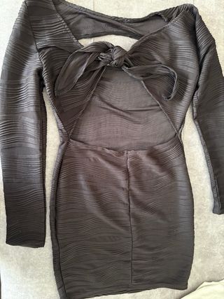 Vestido negro manga larga con escote