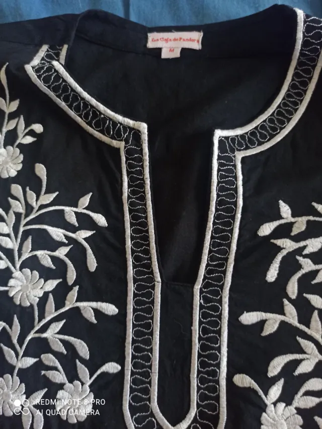 Blusa Negra Bordada Talla M La Caja de Pandora