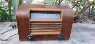 Radios antiguas marrones y beige