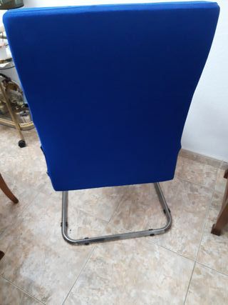 Sillón de oficina azul y plateado