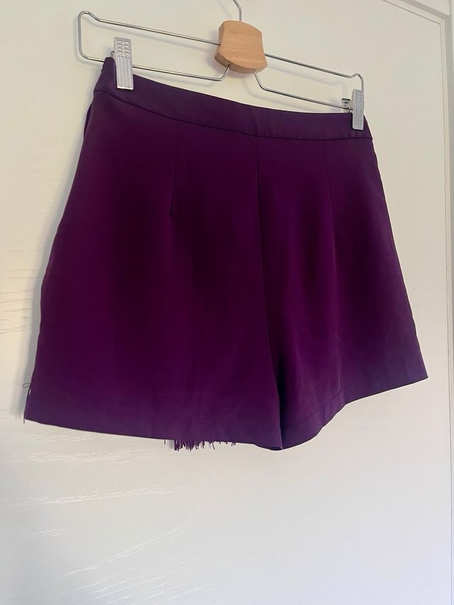 Mini falda pantalón morada con flecos de Bershka