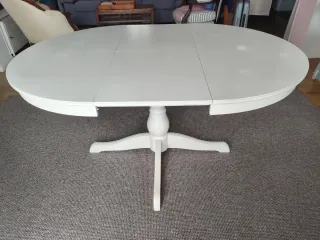 Mesa redonda extensible de madera blanca