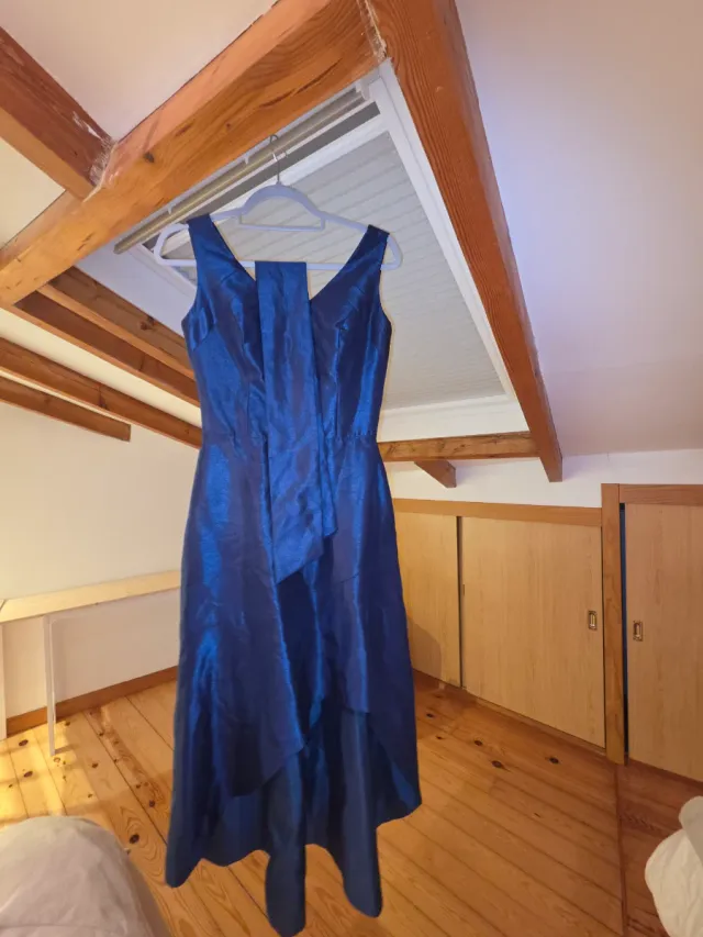 Vestido azul con cola