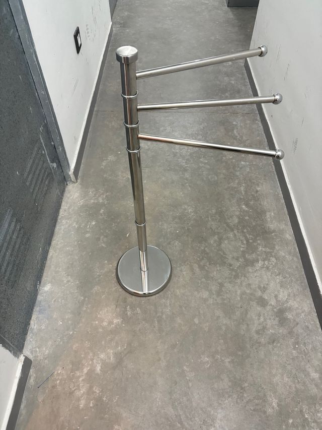 Toallero de pie metálico plateado