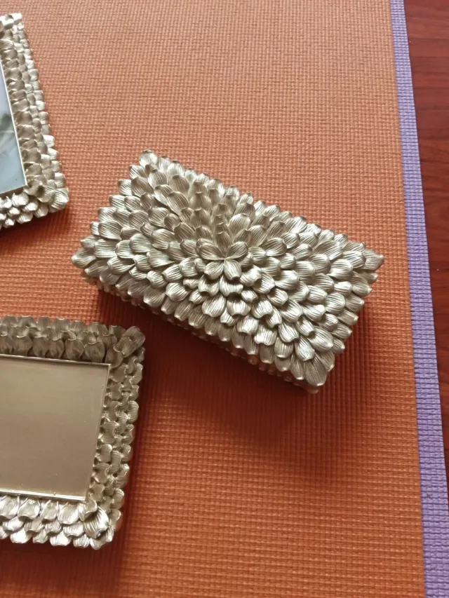 Tocador metálico dorado y plateado